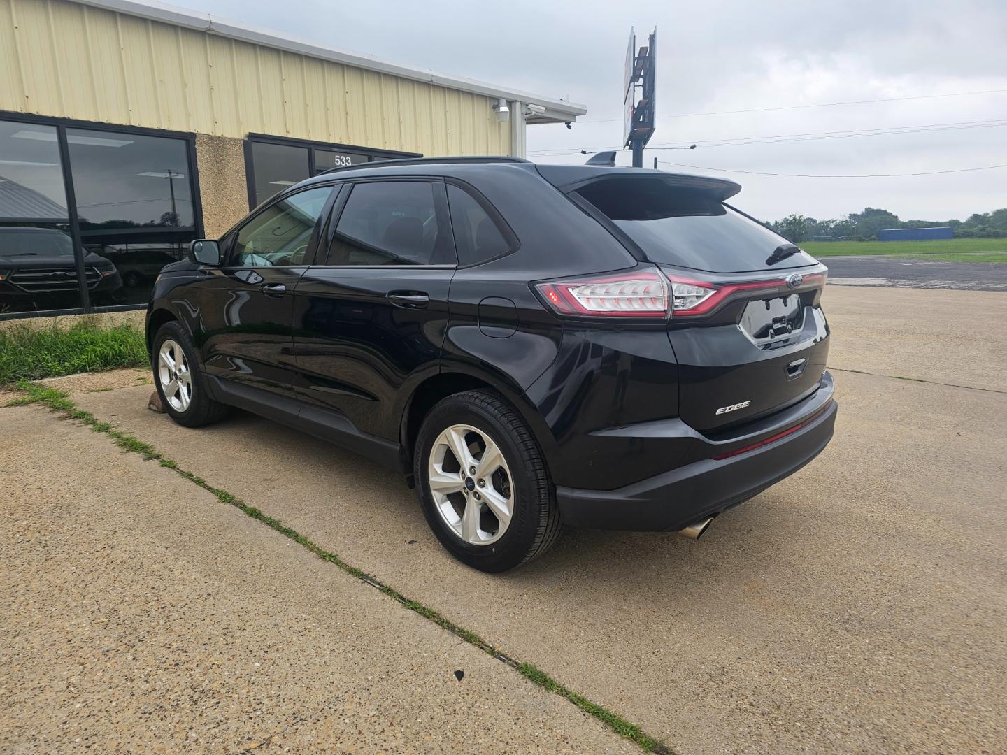 2015 BLACK Ford Edge SE FWD (2FMTK3G95FB) with an 2.0L L4 DOHC 16V engine, 6-Speed Automatic transmission, located at 533 S Seven Points BLVD, Seven Points, TX, 75143, (430) 255-4030, 32.313999, -96.209351 - Photo#3